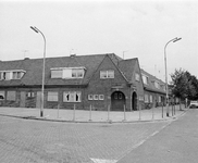 858354 Gezicht op de hoek van de Adriaan van Bergenstraat (links, met enkele dichtgetimmerde huizen) en de Jacob ...